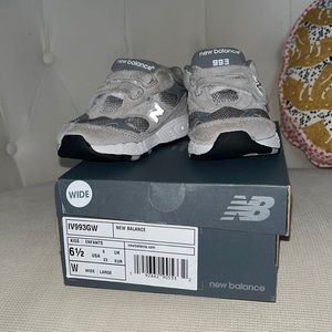 NEW BALANCE KIDS VELCRO SNEAKERS LIKE NEW